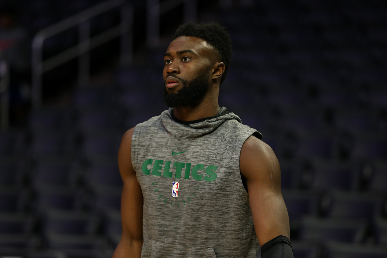 小巴里·布朗首节爆发，三分球如雨点般落下（小巴里·布朗首节火力全开，三分雨狂洒全场）