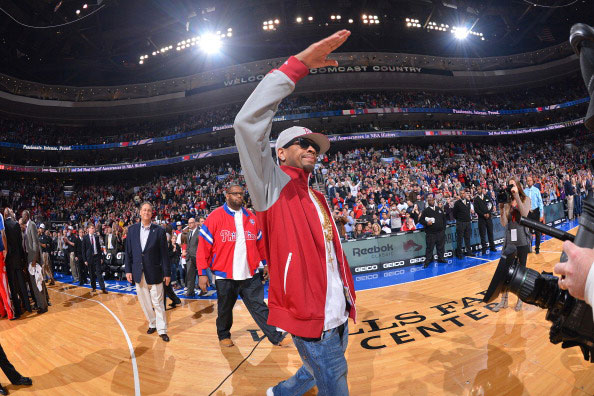 基德：投进三分的前提是你得先投出去，我们现在太依赖两分球（基德：要命中三分就得先敢投，我们现在过度依赖两分球）