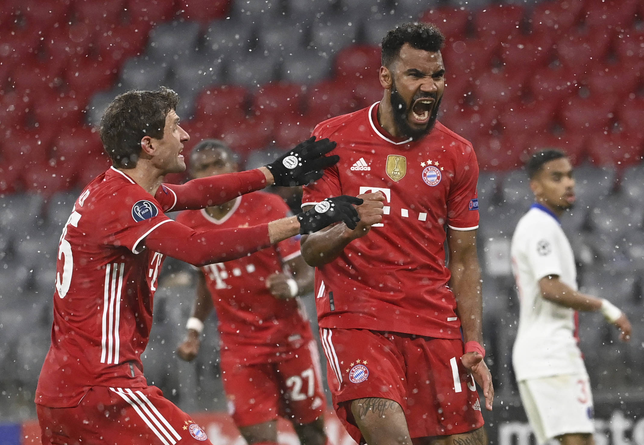 亨利：巴萨防线太差；阿森纳不丢球而拜仁总是进球（亨利：巴萨后防堪忧；阿森纳频频零封，拜仁持续破门）