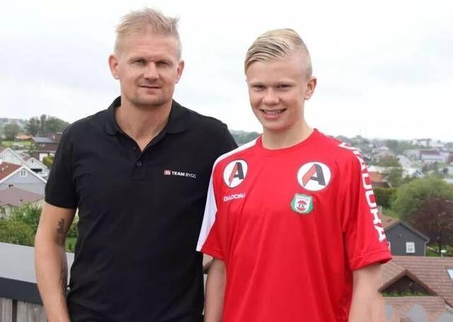 2953票，邦马蒂成为FIFPro2025年最佳阵容中得票最多外场球员（邦马蒂以2953票领跑FIFPro 2025最佳阵容外场球员投票）