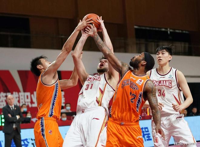 山东男篮领先后遭遇反超，挑战重重（山东男篮一度领先终被反超，征程艰难）