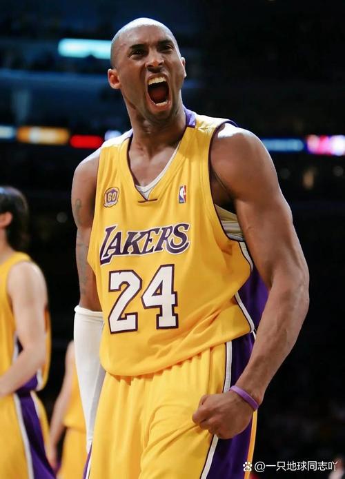 埃基蒂克助攻涉手球争议，主裁观看VAR核查（埃基蒂克助攻引发手球争议，主裁场边观看VAR回放）