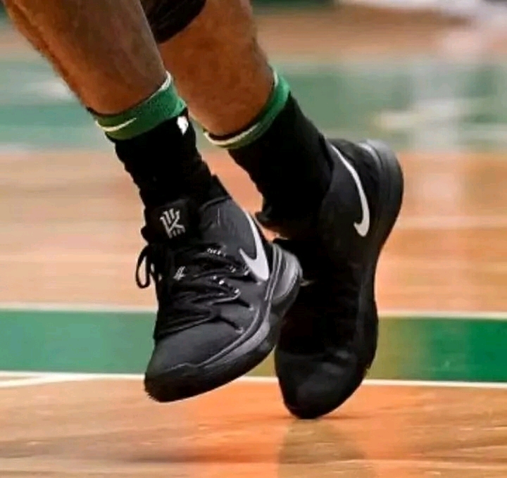 西媒：阿隆索拒绝为维尼提供保护，似在还击后者对他的不敬（西媒：阿隆索拒为维尼出头，被解读为对其不敬的回应）