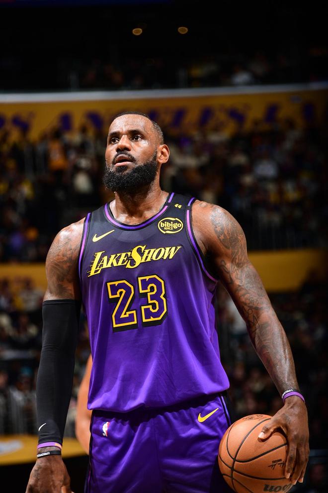 拜仁慕尼黑莱万帽子戏法再创纪录（拜仁莱万戴帽再次刷新纪录）