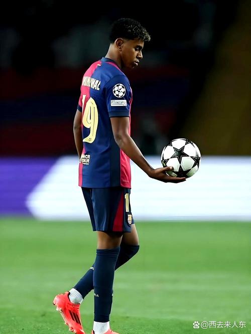 西媒：因欠薪等问题，近50名建筑工人在诺坎普球场外抗议（西媒称：约50名建筑工人因拖欠工资等问题在诺坎普外示威）