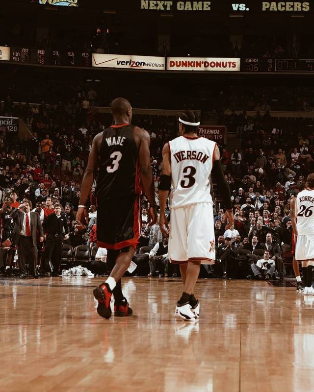 有惊无险，小麦和孔蒂所乘飞机警告灯误报导致飞机迫降（虚惊一场，小麦与孔蒂所乘航班因警示灯误报紧急降落）