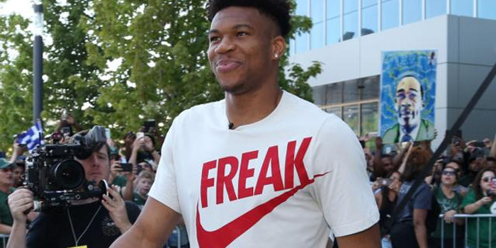 TA：贝隆因指示球员在赛前列队礼中背对对手被禁足6个月（TA：因要求球员在赛前列队背对对手，贝隆被禁赛半年）