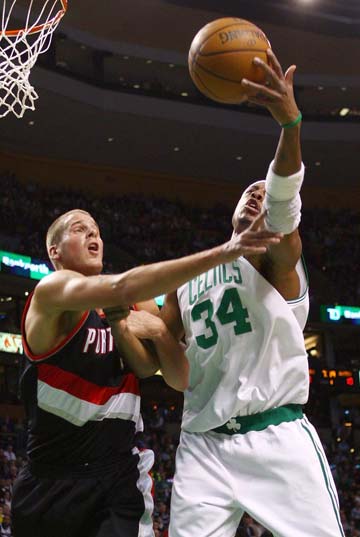 斯图尔特谈雄鹿防守：这是成年人的赛场，他们竟然还在用联防（斯图尔特评雄鹿防守：成年人的赛场，他们竟还打联防）