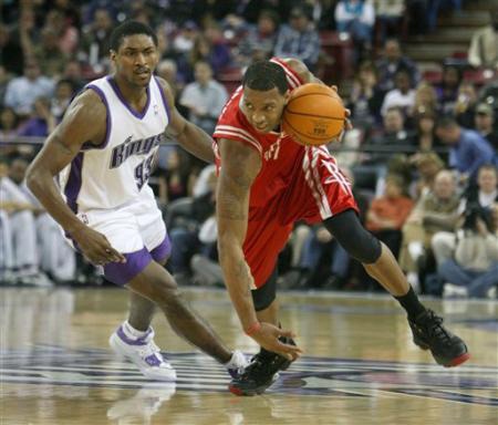 没准心干脆不投？申京连续两场三分零出手 12月至今三分16投仅1中（三分状态低迷？申京已两战不投三分，12月迄今16投仅1中）