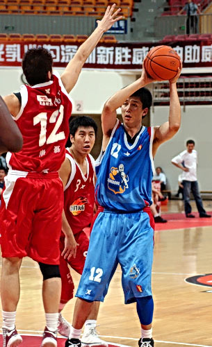 斯凯利晒穿齐达内、博格巴尤文球衣照，尤文球迷留言“快来”（斯凯利晒穿齐达内与博格巴的尤文战袍，斑马军球迷齐呼：快来）