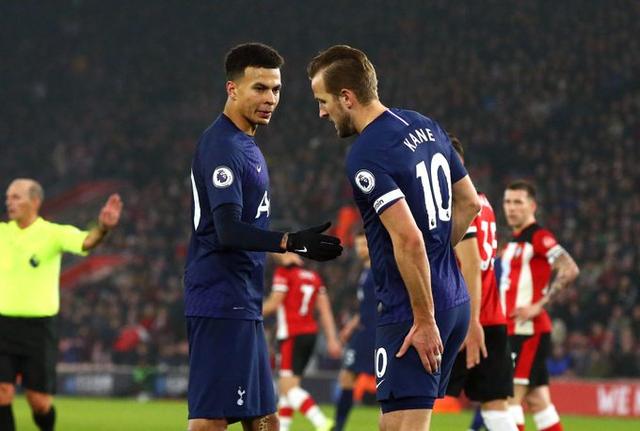 媒体人：李海新在联赛首轮就有严重误判；为长春亚泰感到不平（媒体人质疑李海新联赛揭幕战严重误判，为长春亚泰鸣不平）