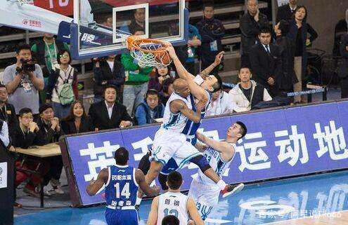 我留下！队报：海斯昨日向尼斯全队宣布将继续执教球队（海斯留任！队报称其昨已通知尼斯全队将继续执教）