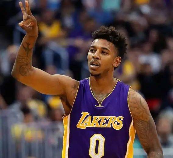 詹姆斯谈加冕庆祝：这辈子第一次这么张扬，今天需要这个时刻（詹姆斯谈加冕：生涯首次高调庆祝，今天就需要这个瞬间）