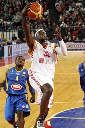 湖人詹姆斯关键三分锁定胜利（詹姆斯命中制胜三分，助湖人收获胜利）