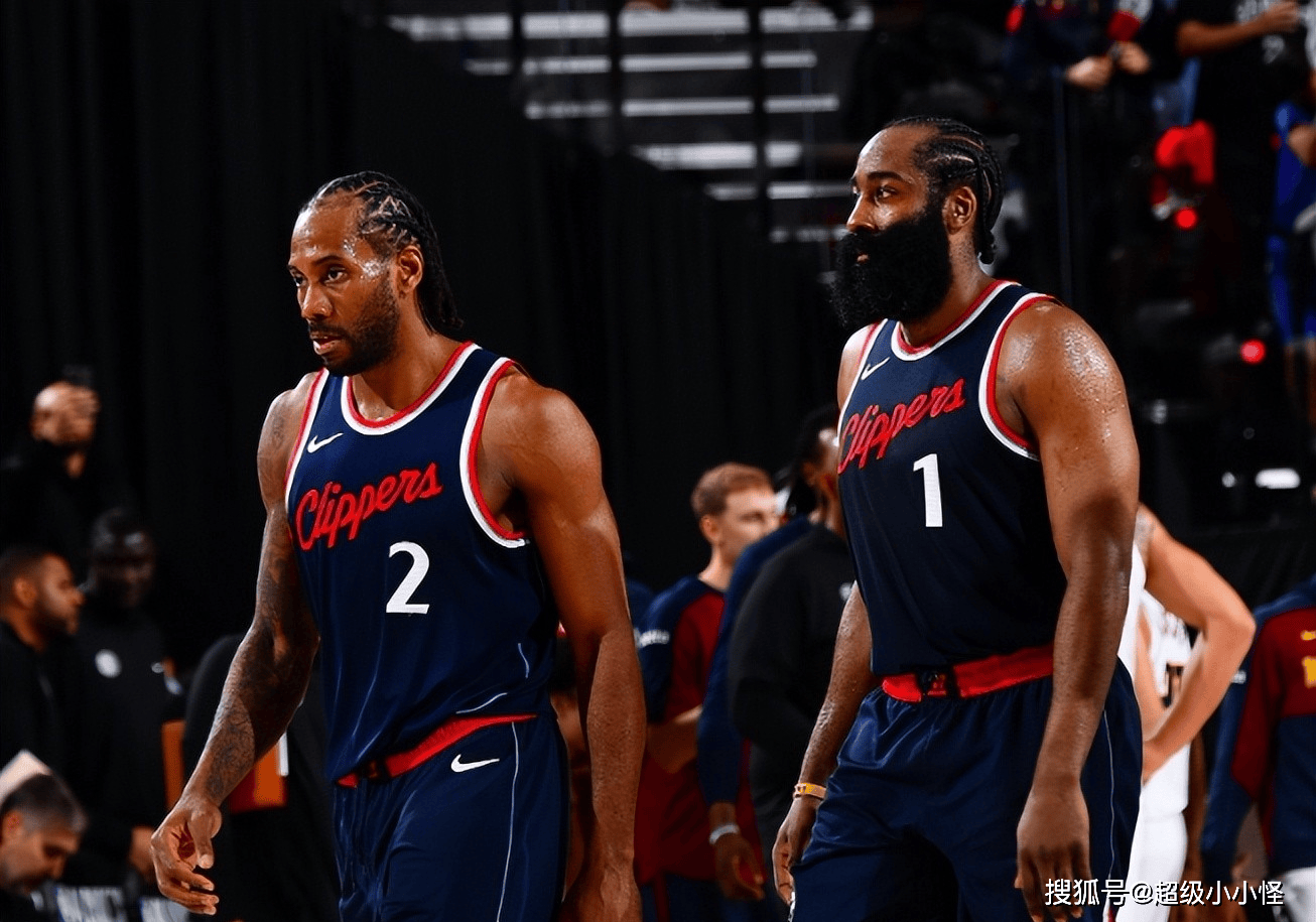 世体：弗里克对阿劳霍首张黄牌不满，他要求球员尽量减少抗议（世体：弗里克不满阿劳霍首张黄牌，要求球员尽量少抗议）