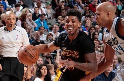 澳超战报：兰德尔屡失良机，奥克兰FC1-2纽卡斯尔喷气机（澳超简报：兰德尔错失多次良机，奥克兰FC1-2不敌纽卡斯尔喷气机）