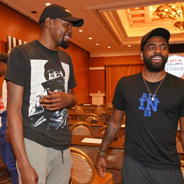 又脏又坏！多尔特不到1分钟偷袭文班两次 故意打脸+下绊子放倒文班（不到1分钟两度针对文班 多尔特疑似故意打脸并下绊子致其倒地）